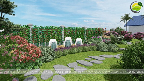 Sân vườn được trồng nhiều hoa và cây xanh đem lại cảm giác yên bình